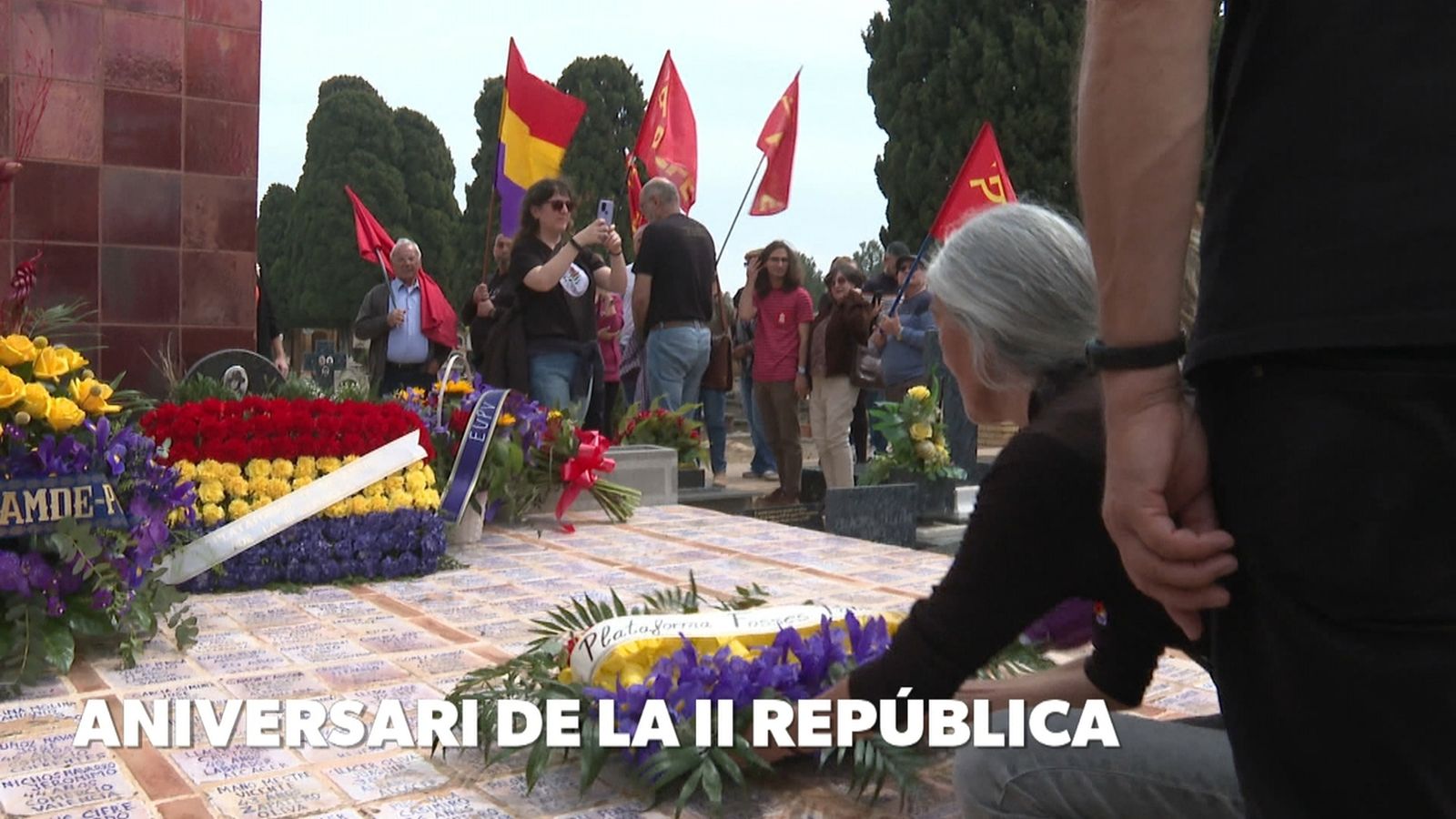 Els familiars dels represaliats, juntament amb entitats memorialistes, han protagonitzat l'homenatge amb una ofrena de flors