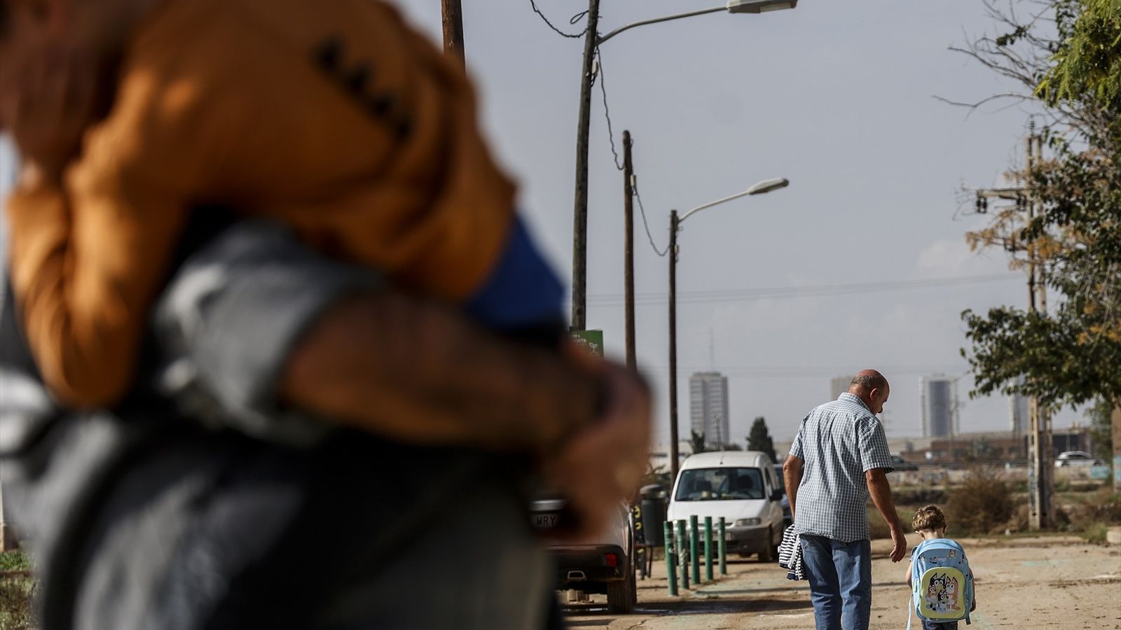 Dos xiquets eixen del col·legi CEIP Castellar Oliveral després de la represa de les classes