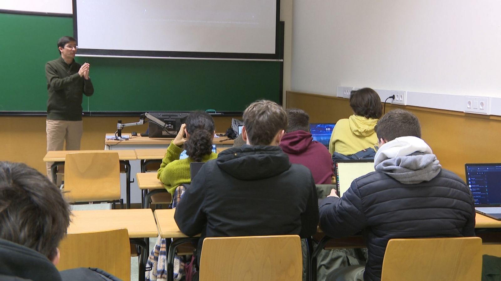 Els professors associats reclamen un sou digne