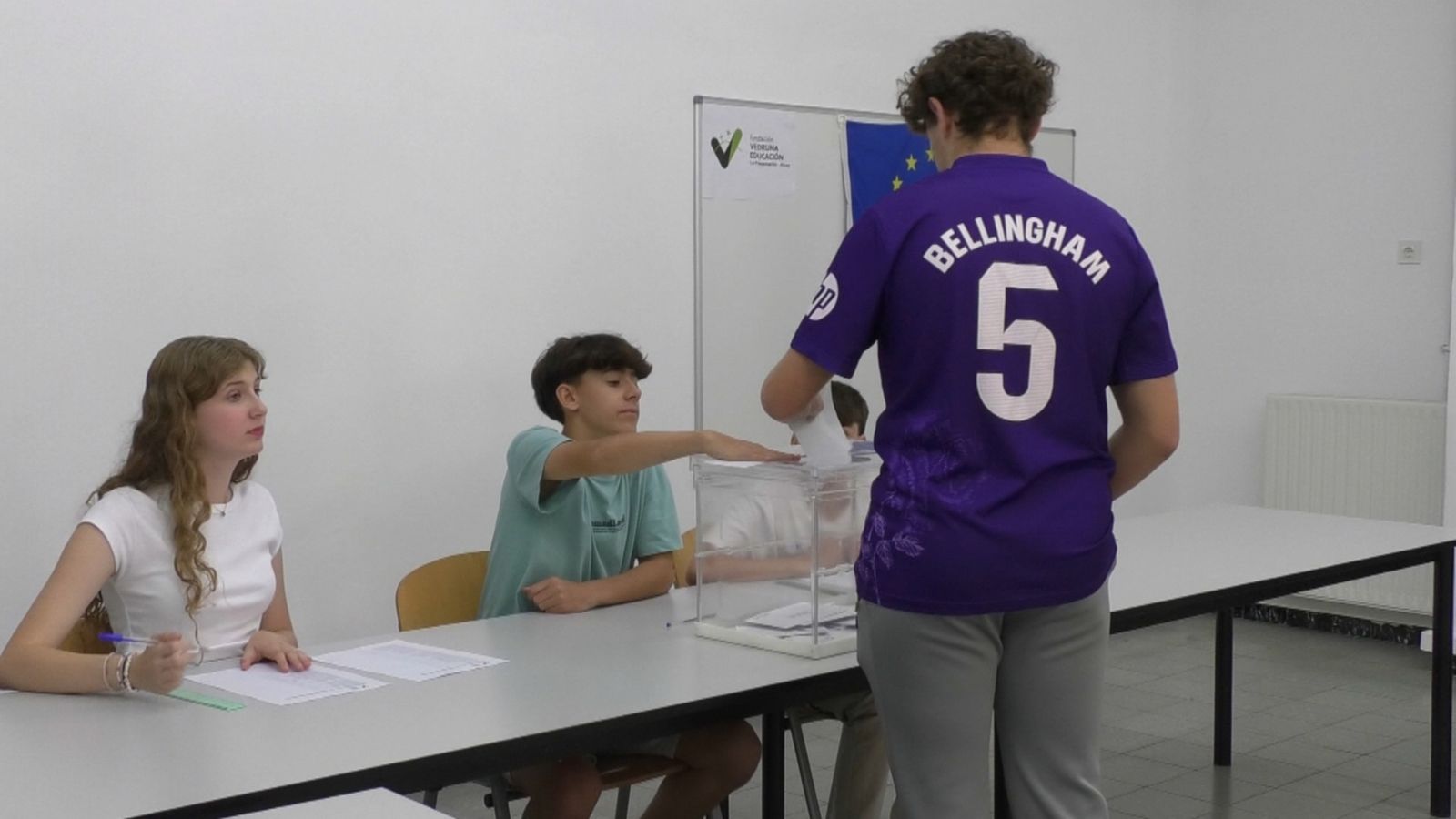 El col·legi Carmelites d'Alcoi simula la celebració d'unes eleccions