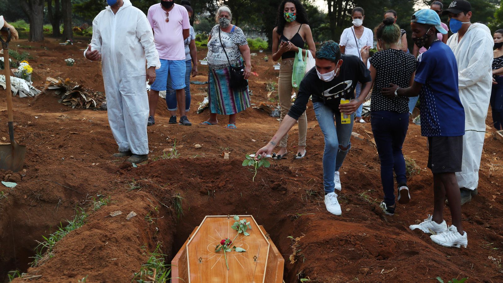 Una família brasilera acomiada una víctima mortal de Covid-19 abans de soterrar-la a São Paulo