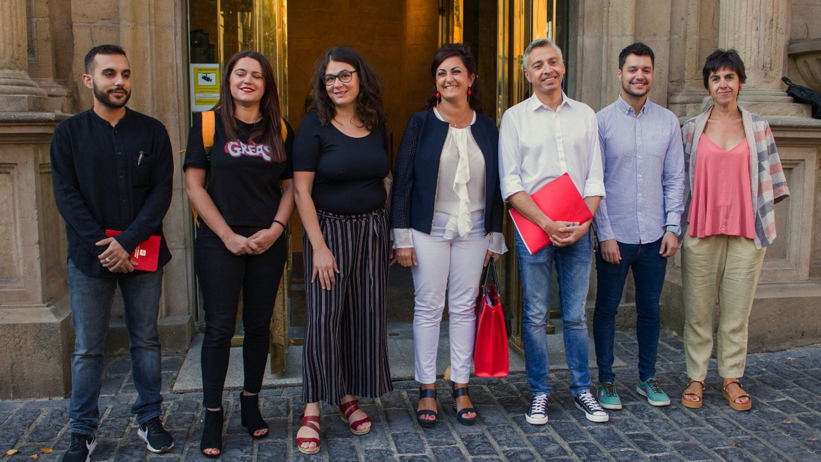 La candidata al govern de la Rioja del PSOE, Concha Andreu i la diputada de Podem, Raquel Romero, junt a l'equip negociador