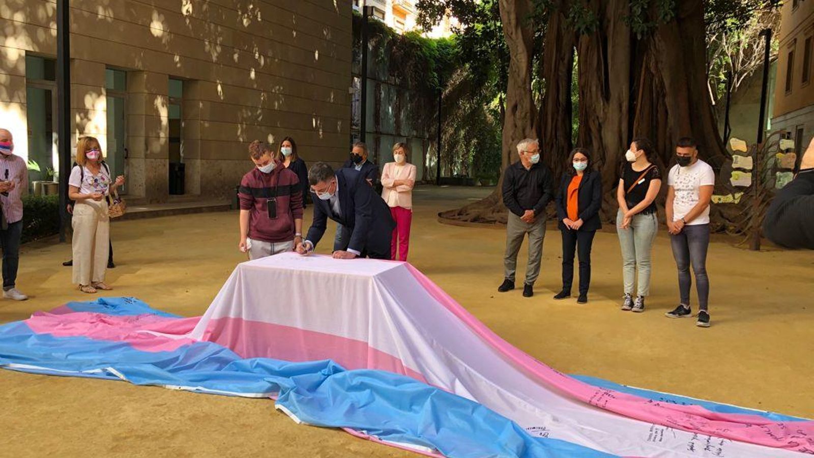 El president de les Corts, Enric Morera, signa la bandera trans