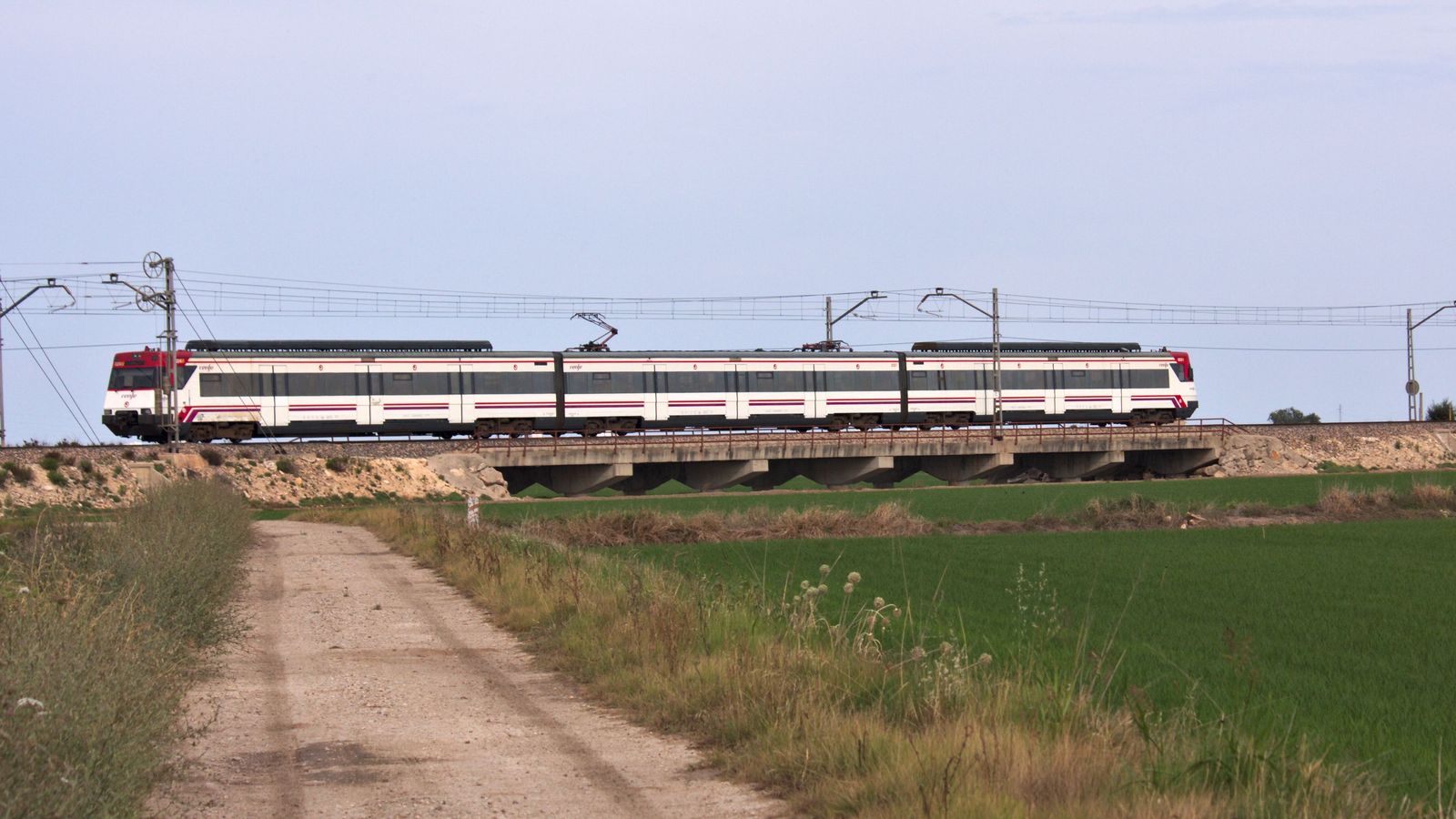 Un comboi de Renfe circula per l'Horta Sud