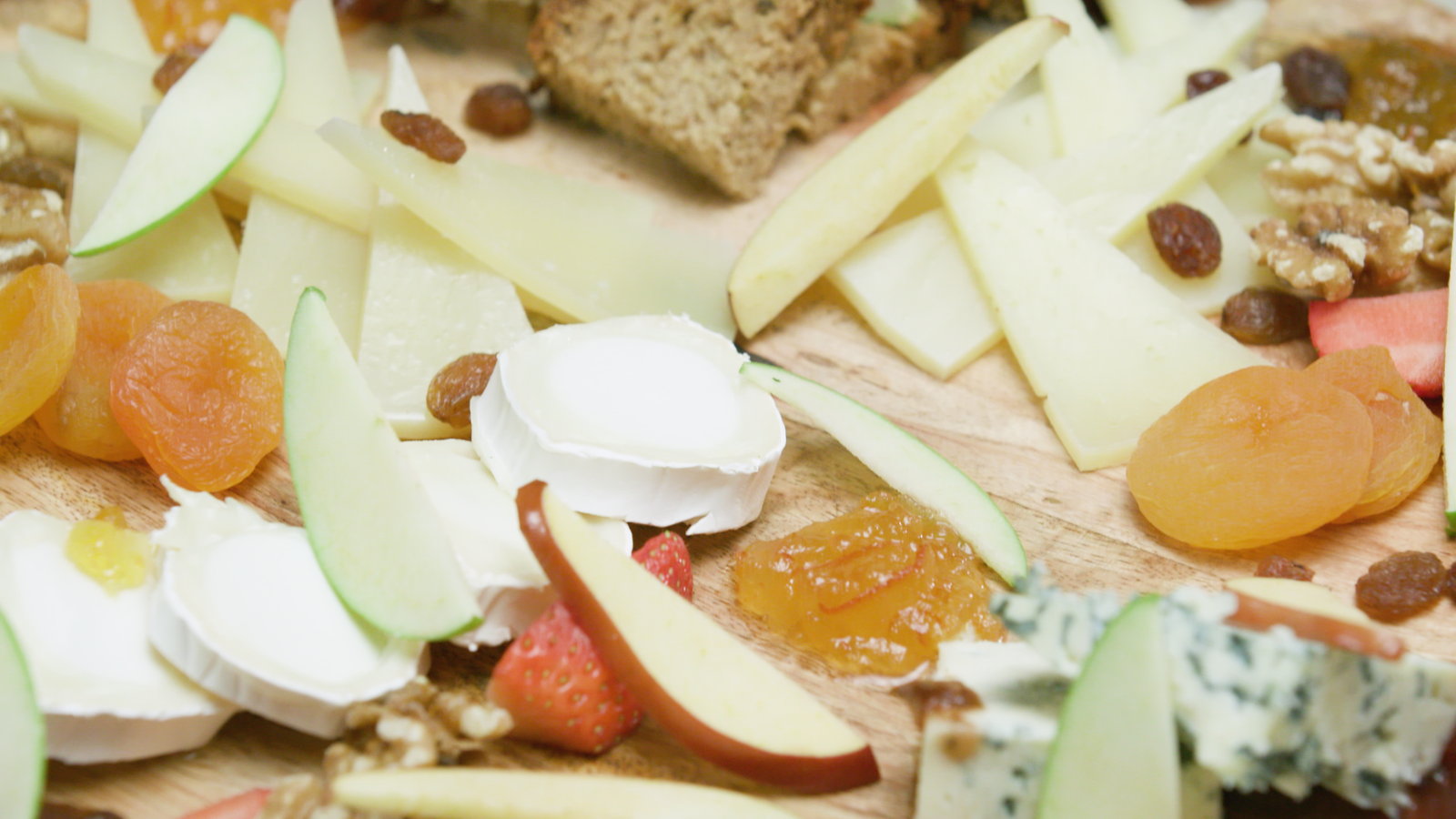 Taula de formatges amb pa d'espècies