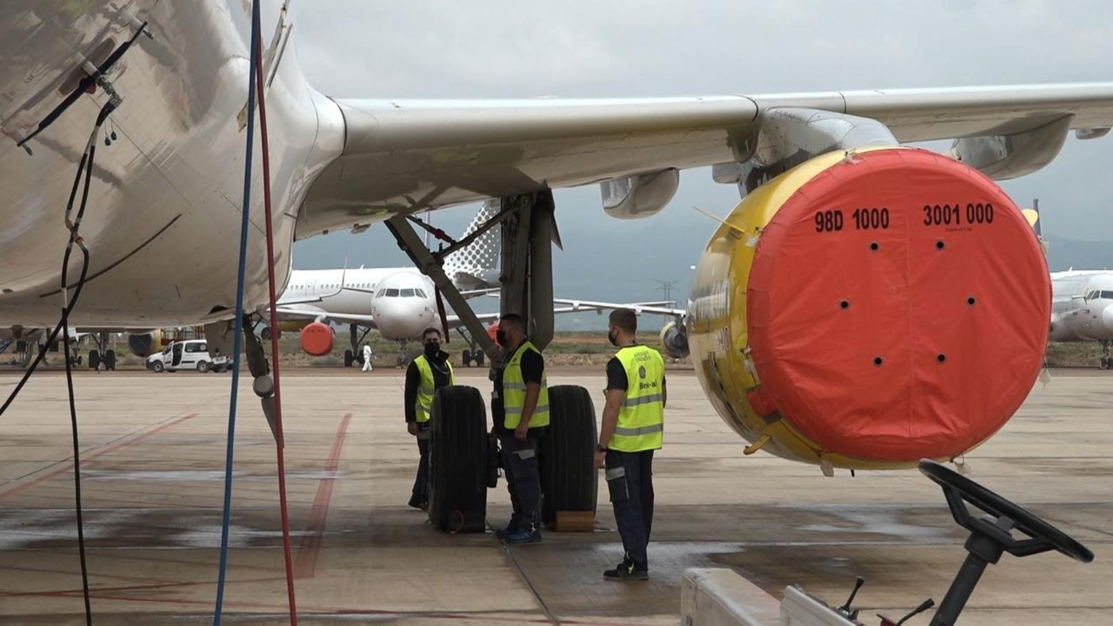 Uns operaris treballen amb un avió a l'aeroport de Castelló