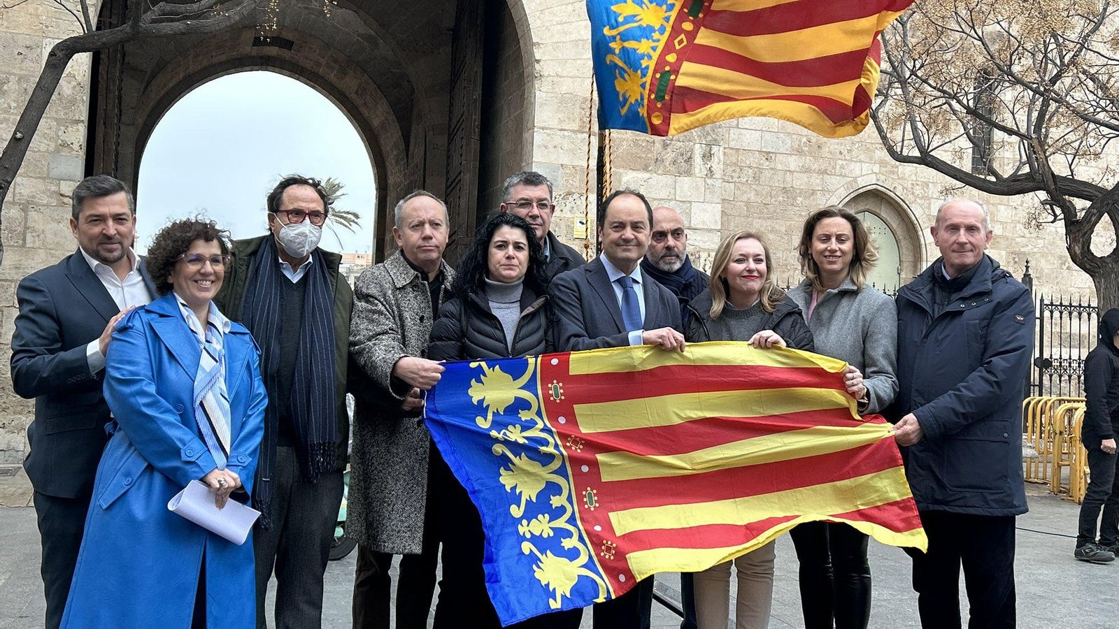 Representants polítics, sindicals i empresarials, amb Morera en el centre, en una concentració per a la recuperació del Dret Civil convocada per Juristes Valencians Representants polítics, sindicals i empresarials posen en la concentració en defensa de la recuperació del Dret Civil convocada per Juristes Valencians