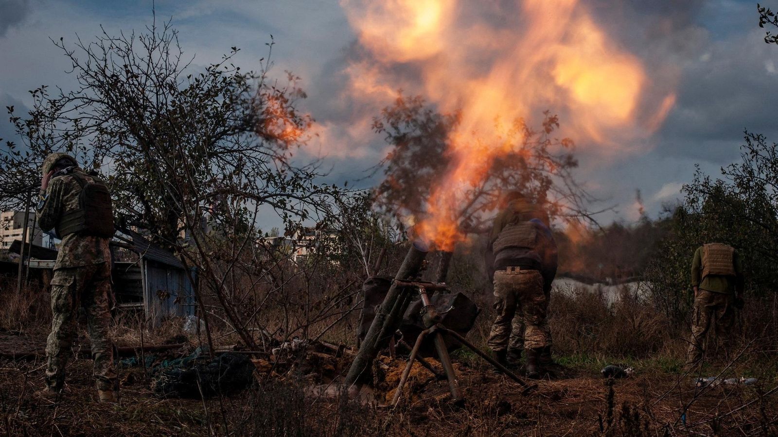 Les tropes ucraïnesses llancen un morter contra posicions russes a Donetsk