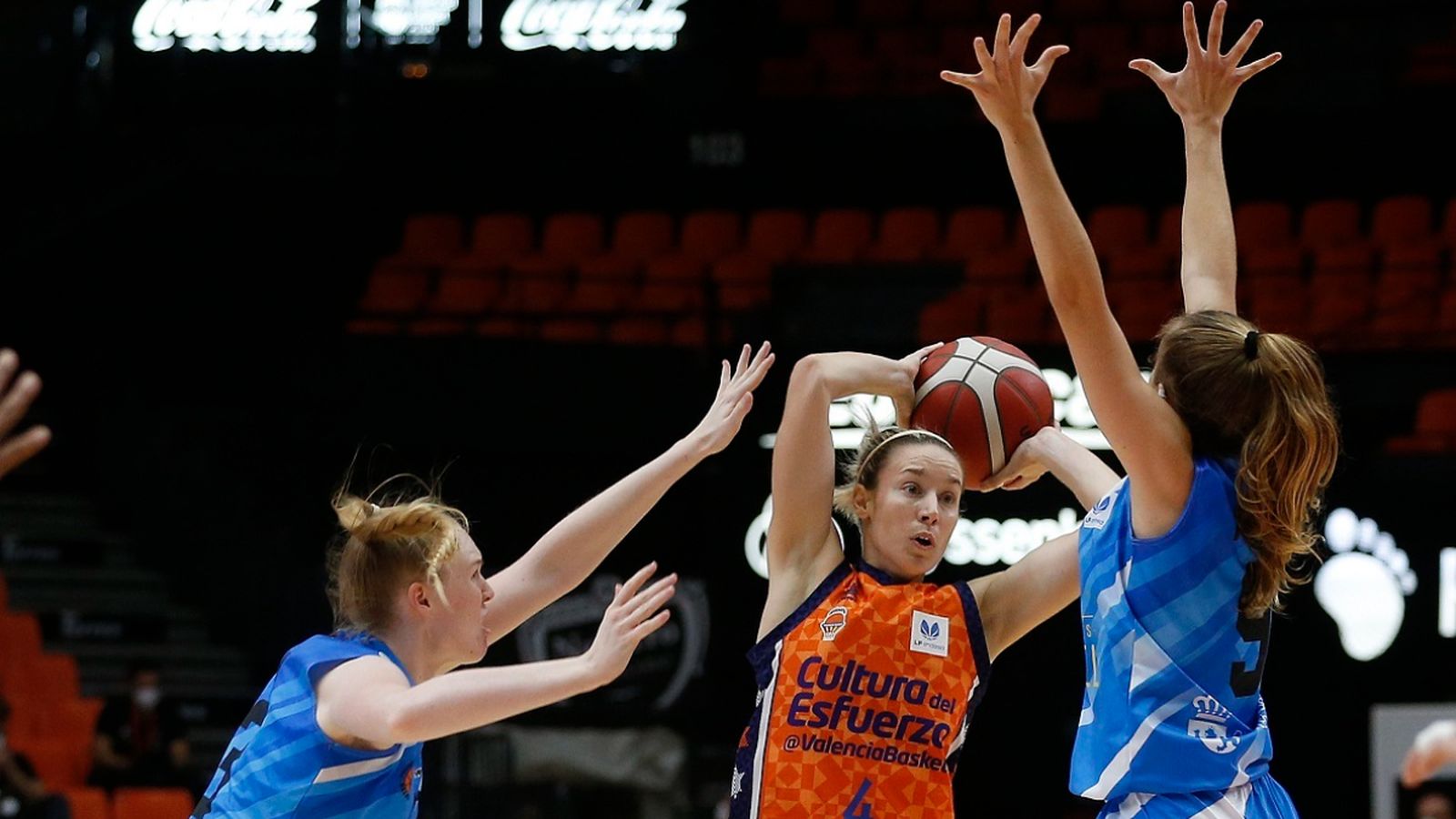 La jugadora del València Basket, Anna Gómez, en un moment del xoc contra l'Embutidos Pajariel Bembibre