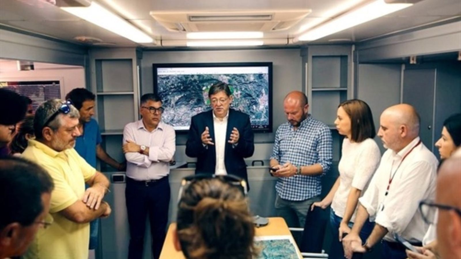 El president Puig durant la visita al lloc de comandament avançat de l'incendi de Llutxent