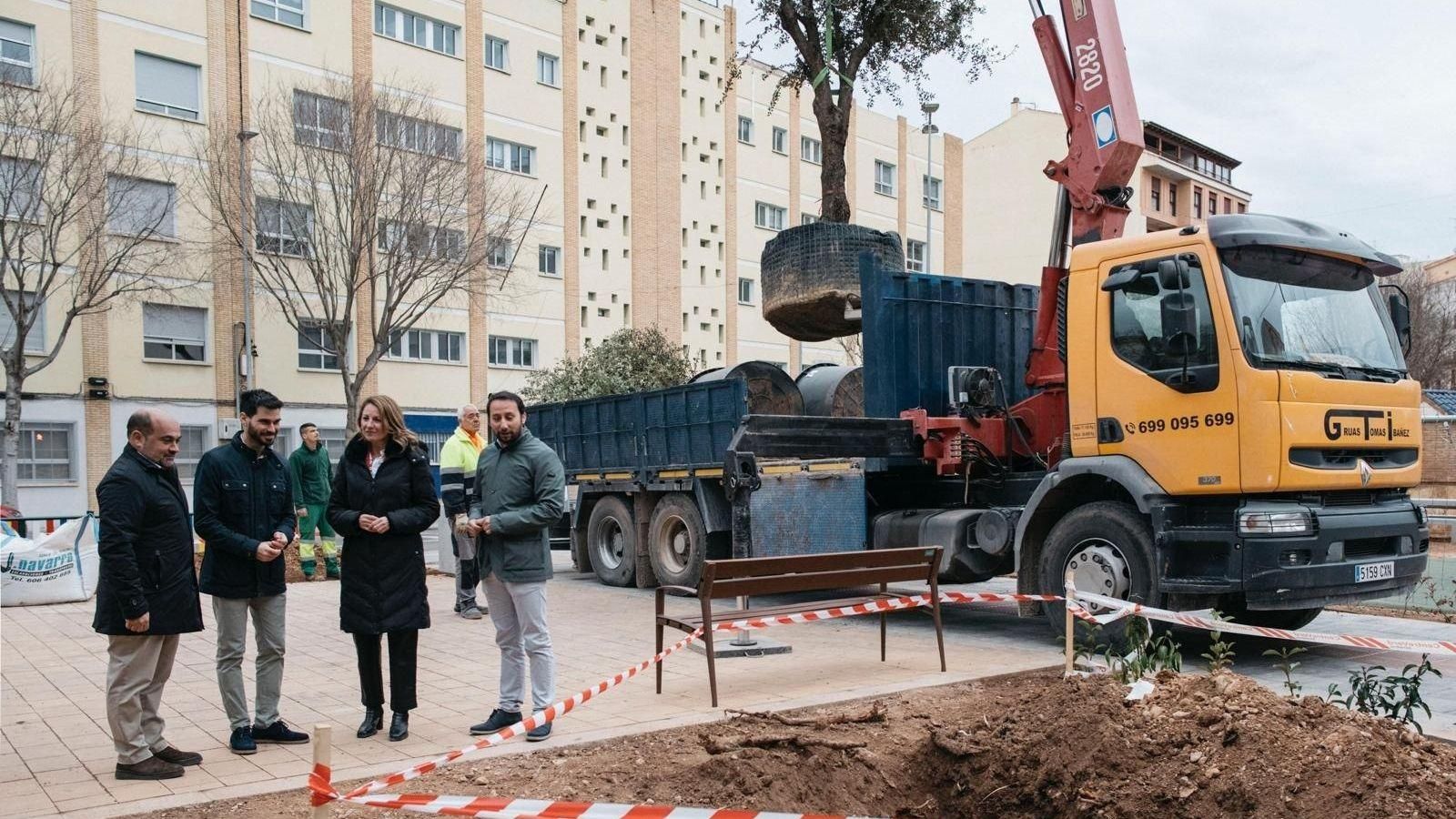 L'alcaldessa de Castelló de la Plana, Begoña Gómez (PP), amb el regidor de Medi Ambient, Cristian Ramírez (segon per l'esquerra), visiten la plaça del Forn