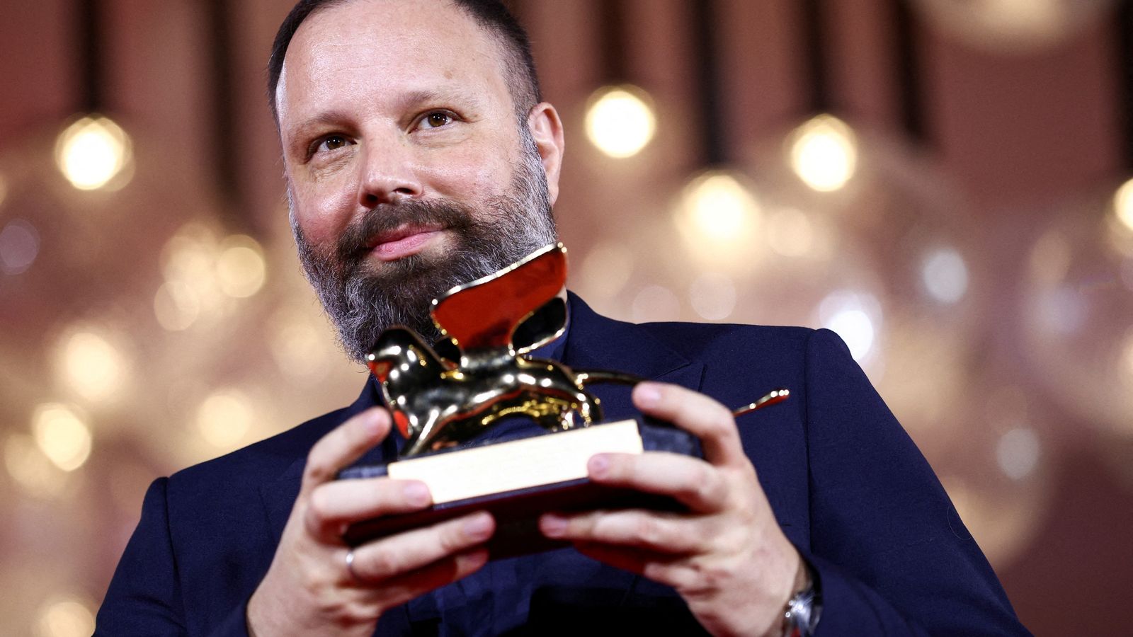 Yorgos Lanthimos posa amb el Lleó d'Or