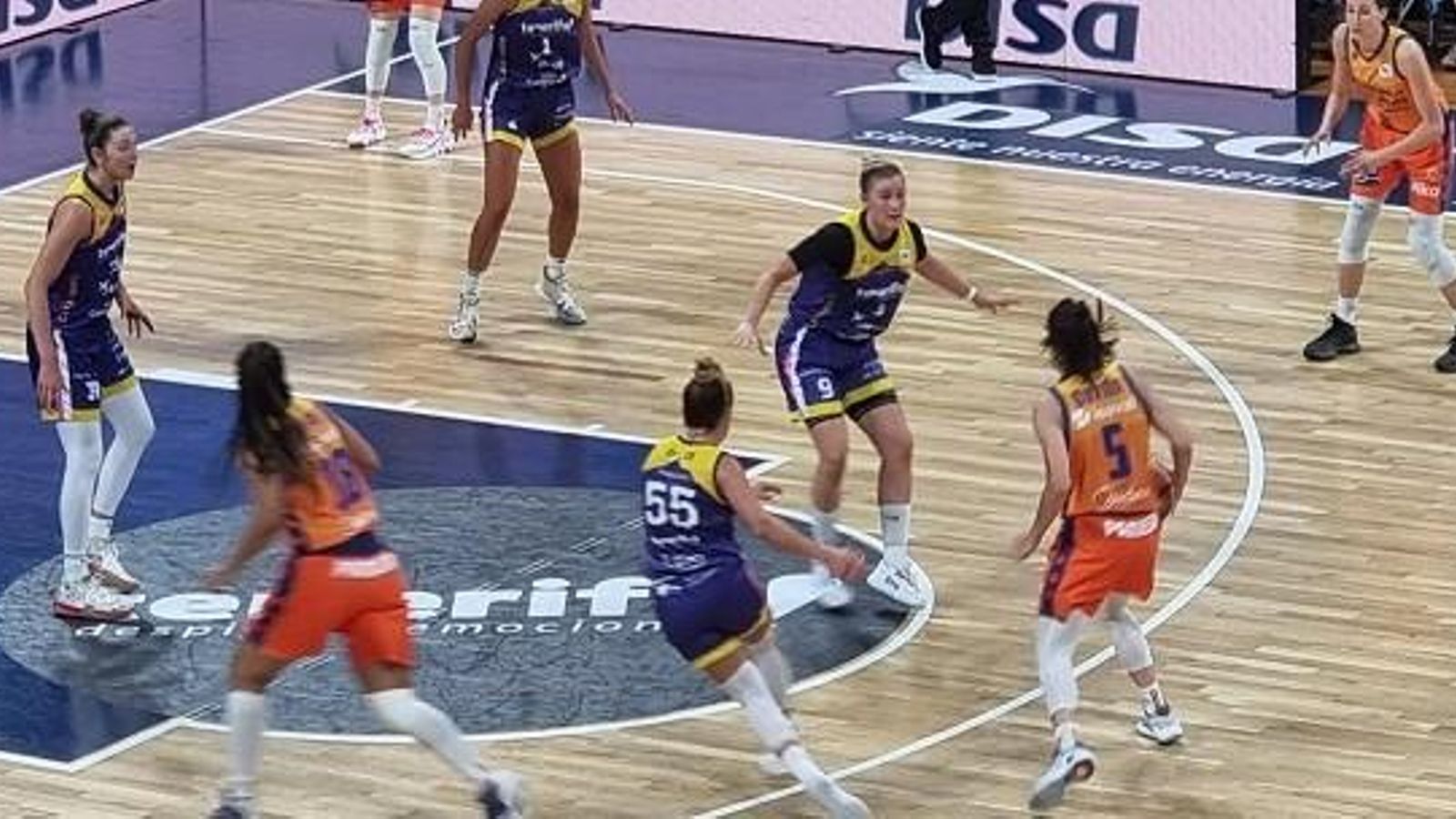 Cristina Ouviña dirigeix un atac de València Basket a La Laguna (Tenerife)