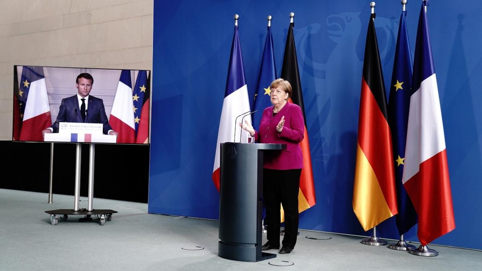 La presidenta alemanya Angela Merkel compareix en roda de premsa acompanyada, per videoconferència, del president de França Emmanuel Macron