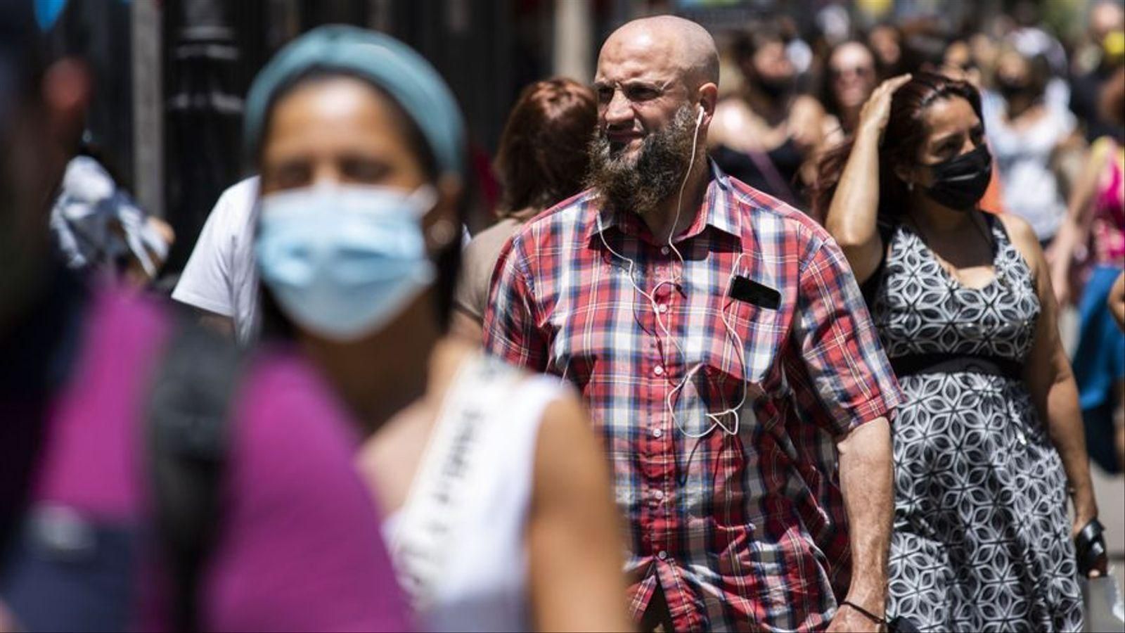 Diverses persones, al carrer, en una imatge d'arxiu Diverses persones, al carrer, en una imatge d'arxiu