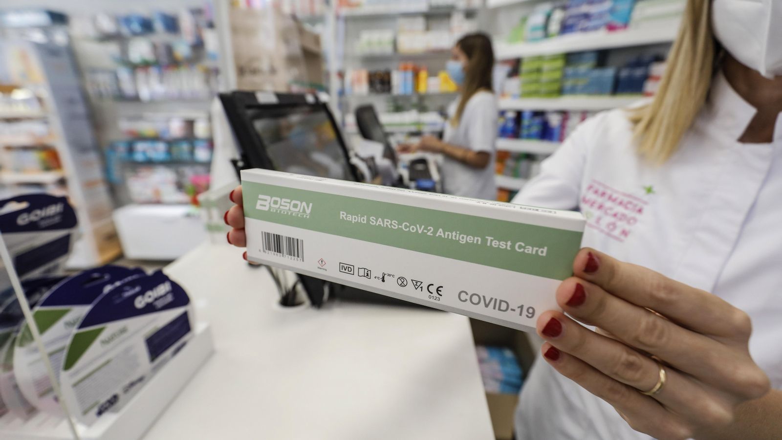 Una caixa amb tests d'antígens contra la covid-19 en una farmàcia Una caixa amb test d'antígens contra la covid-19 en una farmàcia