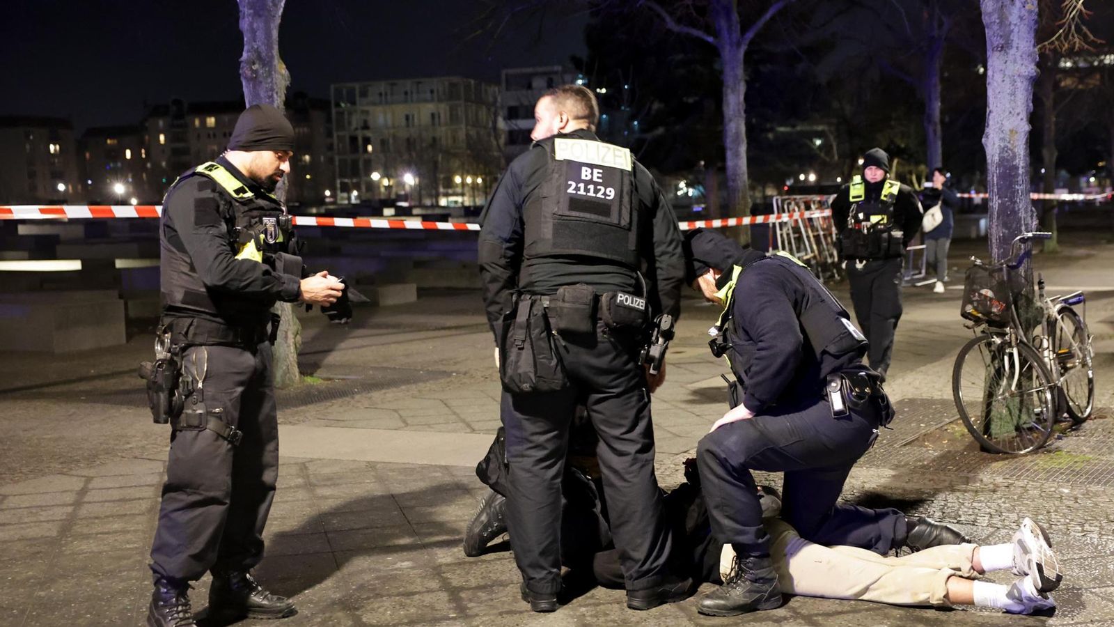 Moment de la detenció del pressumpte atacant