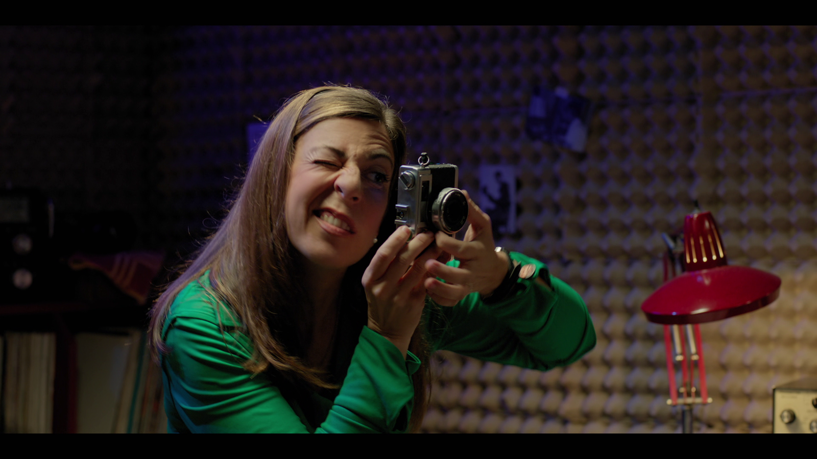 Empar (Elisa Lledó) practica fotografia amb Sento