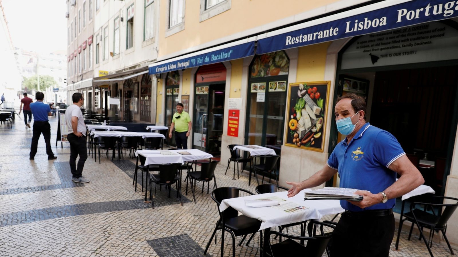 Un cambrer espera clients en un restaurant de Lisboa