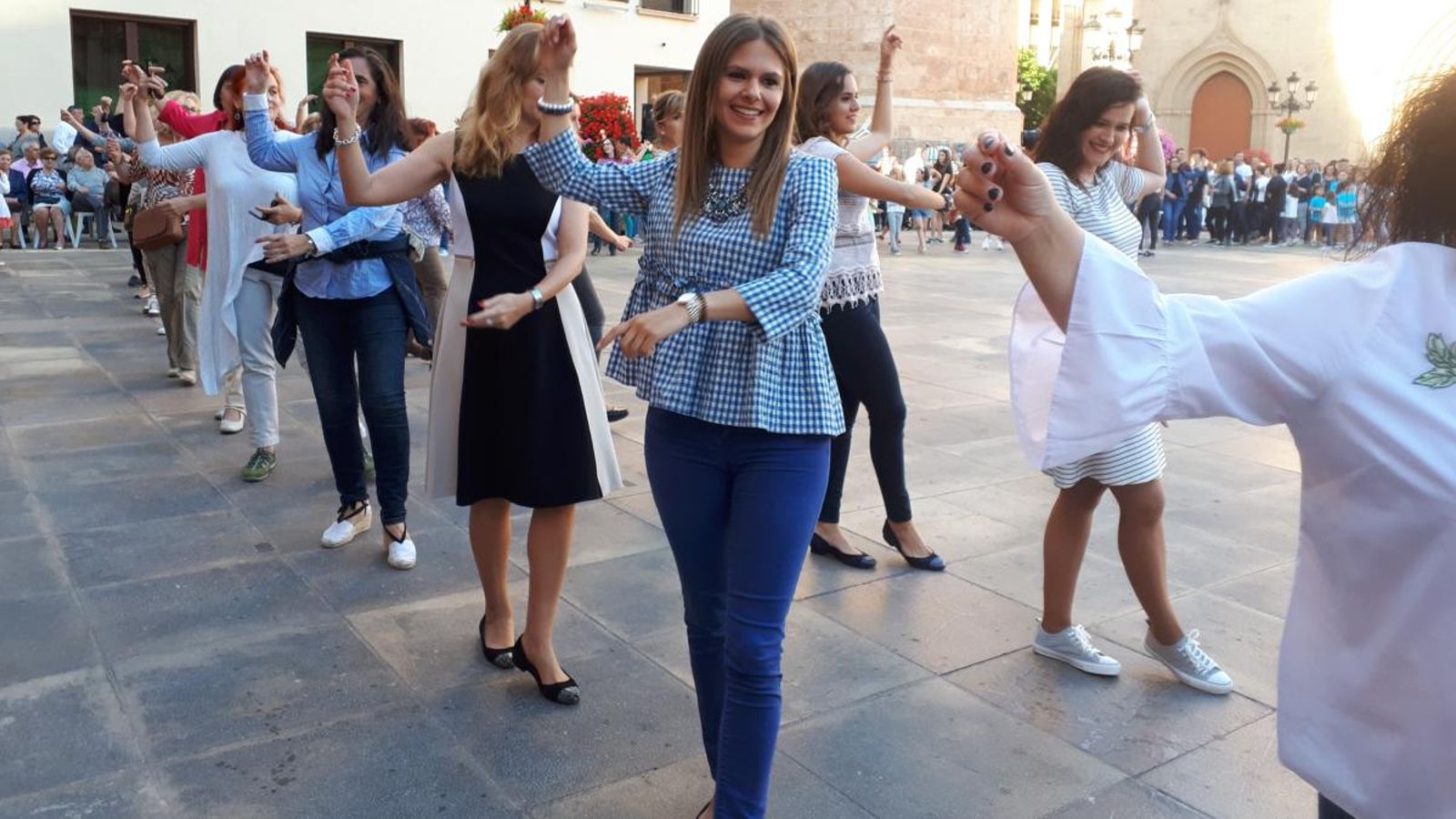 Centenars de persones participant en la Trobada del Ball Perdut