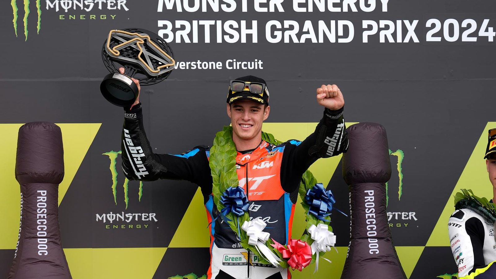 Iván Ortolá, amb el trofeu de campió en el pòdium