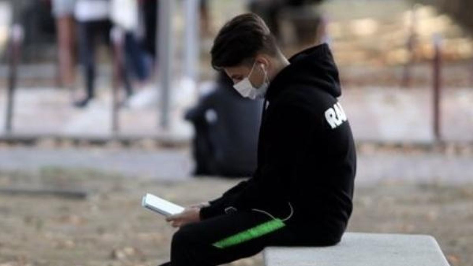 Un alumne repassa abans de realitzar una de les proves, en una imatge d'arxiu