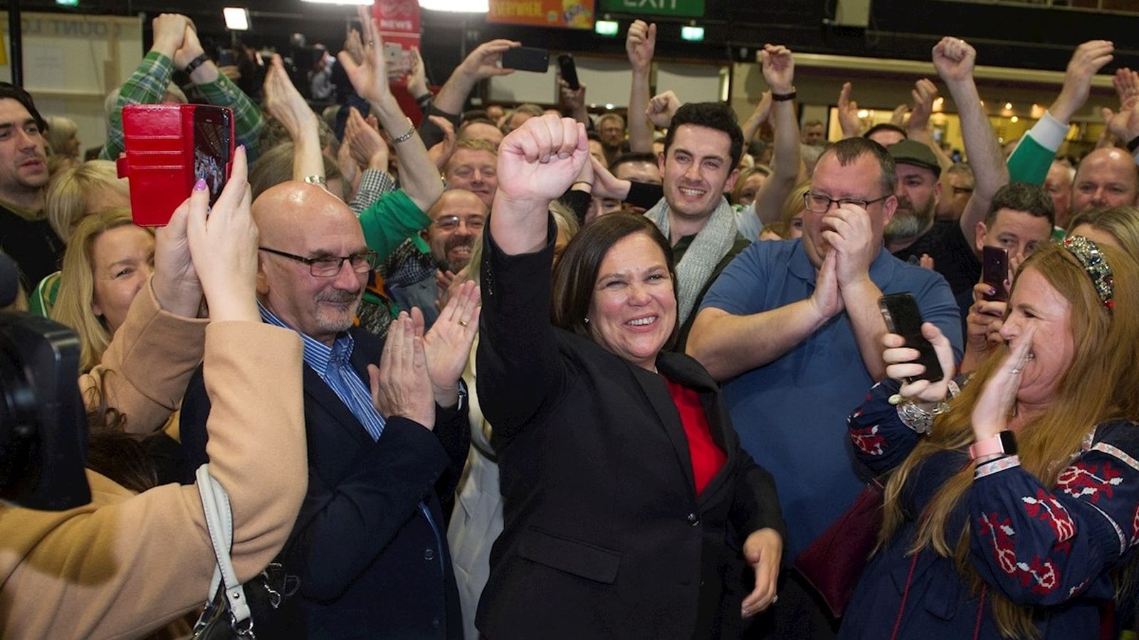 La líder del Sinn Féin, Mary Lou McDonald, celebra els resultats
