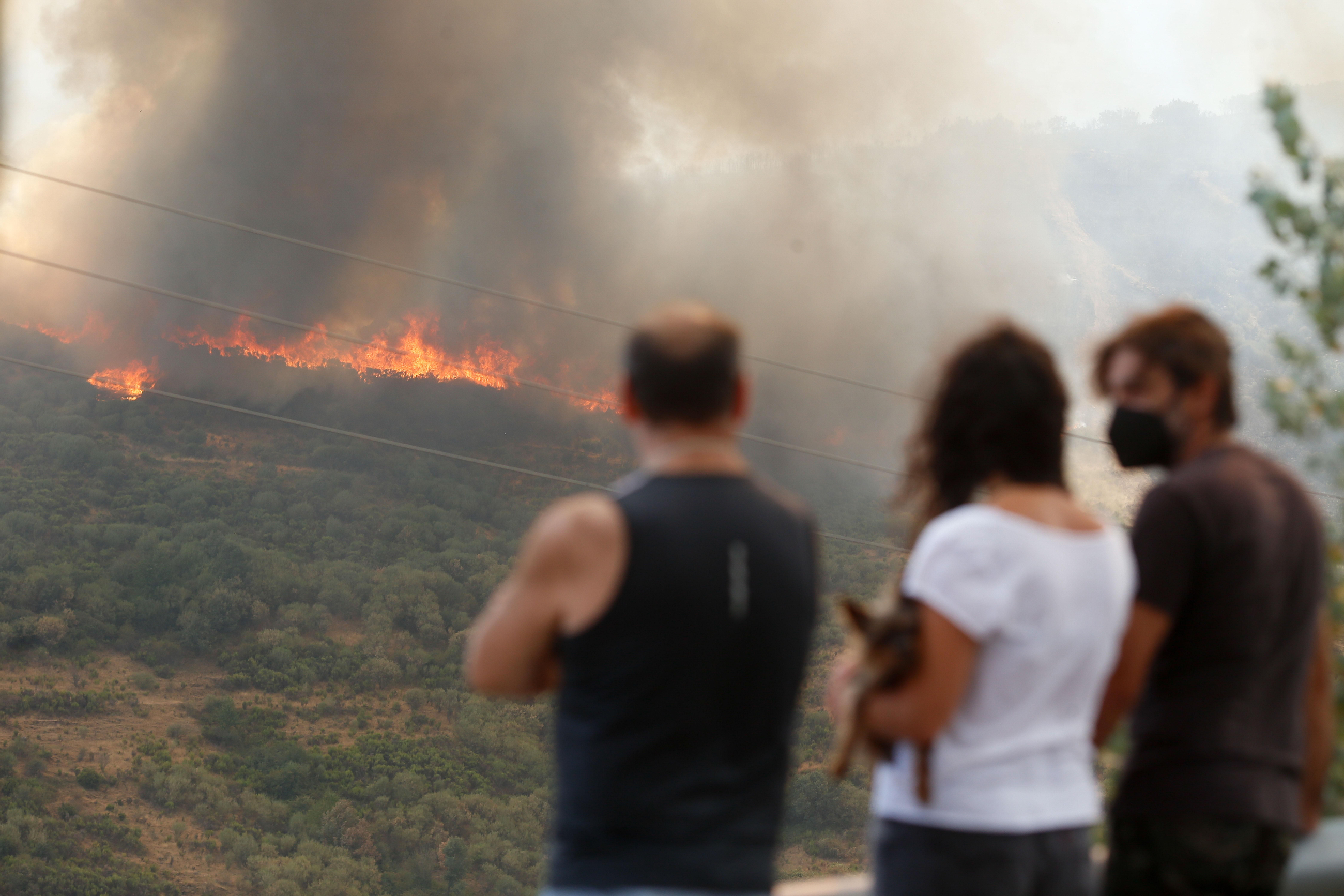 Veïns observen l'incendi forestal en La Baña, Lleó Veïns observen l'incendi forestal en La Baña, Lleó