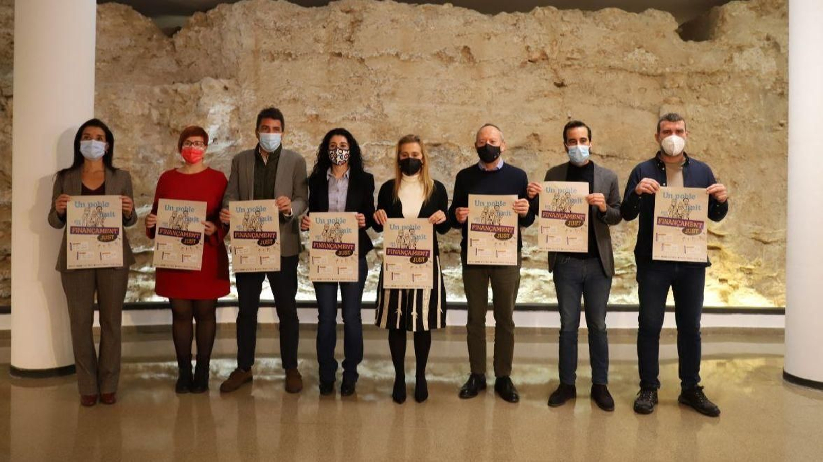 Els representants polítics i els agents socials posen amb els cartell de la manifestació