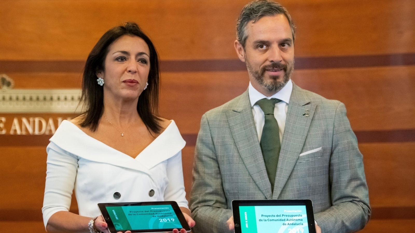 El conseller d'Hisenda, Indústria i Energia, Juan Bravo, i la presidenta del Parlament andalús, Marta Bosquet (esquerra), mostren en el Parlament d'Andalusia a Sevilla el projecte de llei de Pressupost