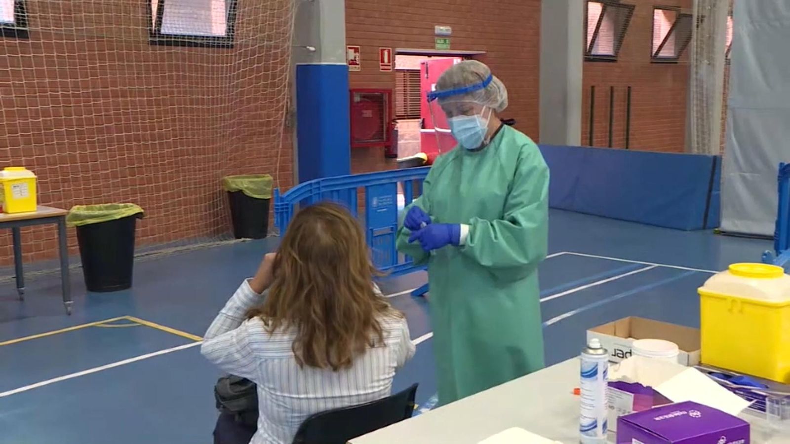 Una tècnica fa un test PCR a una dona