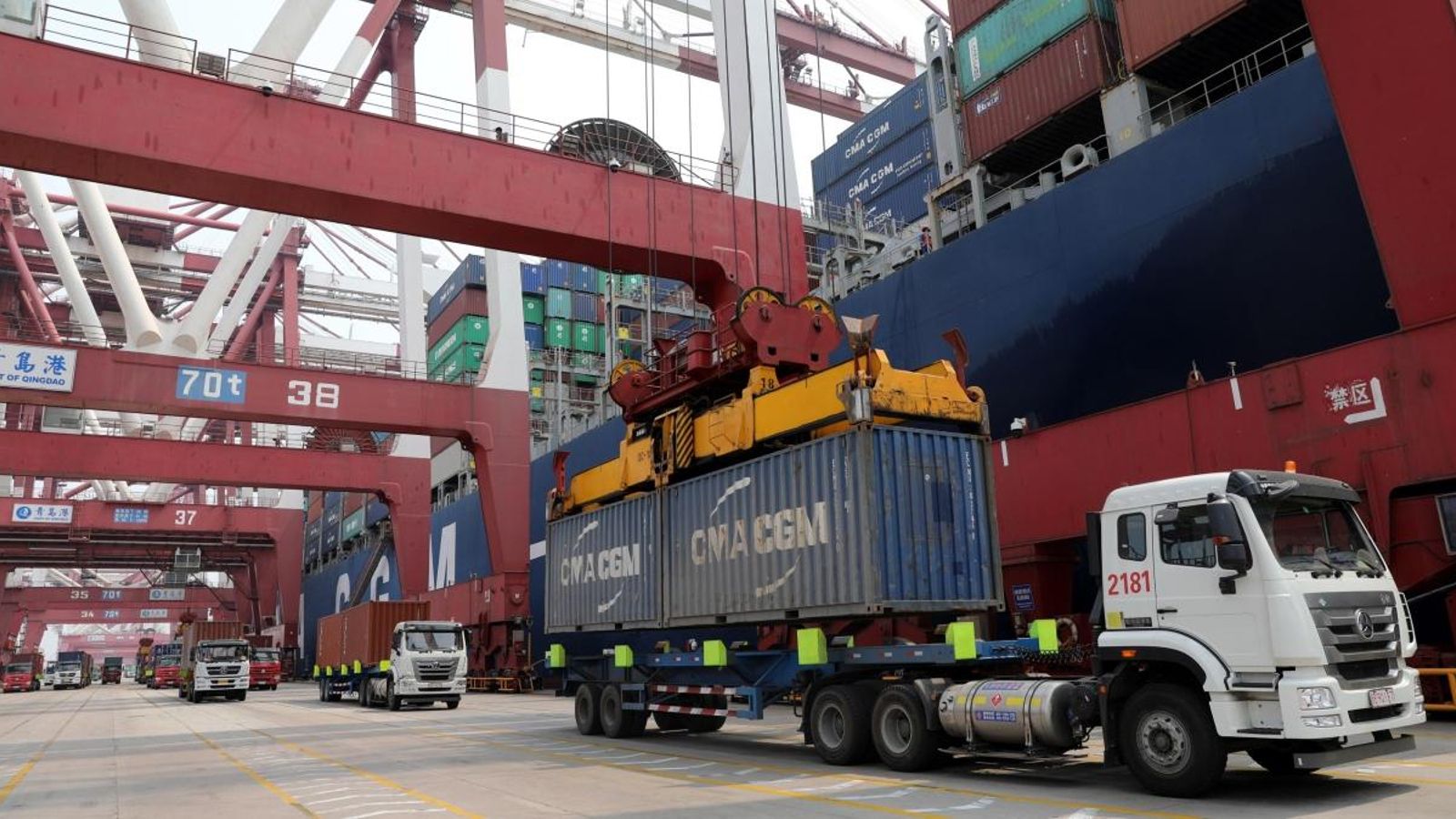 Un camió descarrega un contenidor al port de Qingdao (Xina) el 30 d'abril de 2018
