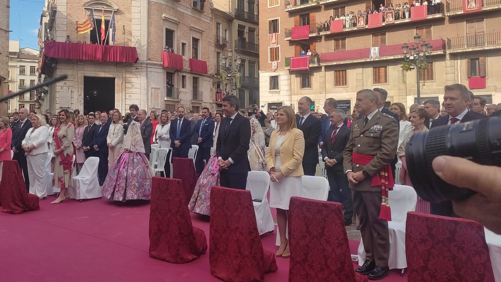 Mazón i altres autoritats locals i autonòmiques en les primeres fileres de la missa d'infants