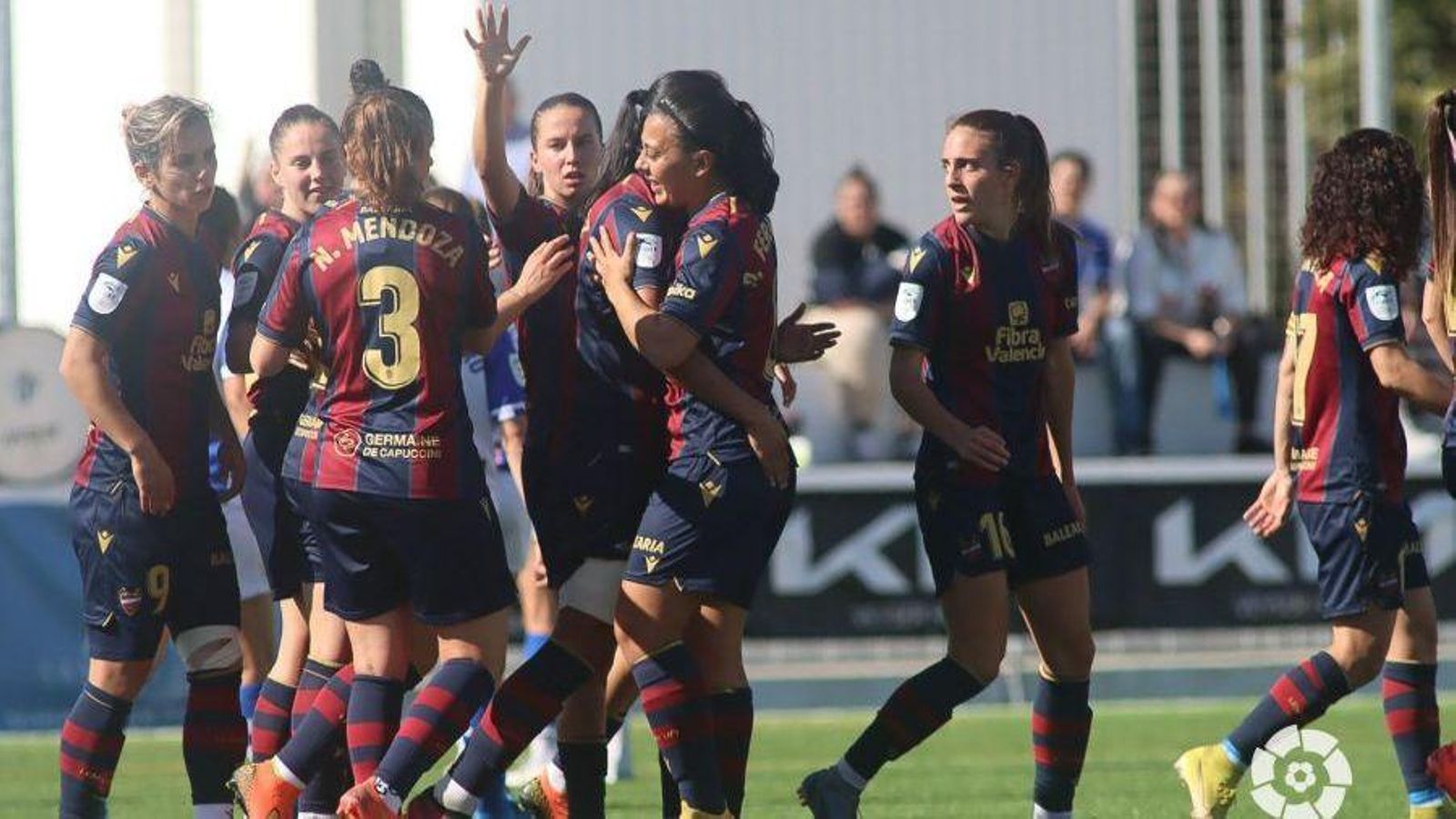 Les jugadores granotes celebren un dels gols