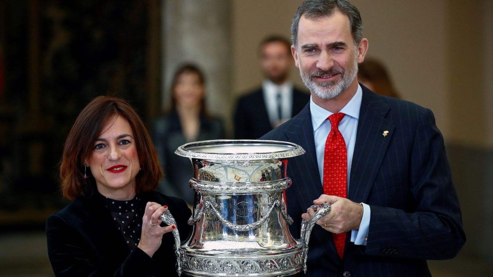 La presidenta de la Fundació, Elena Tejedor, rep el premi