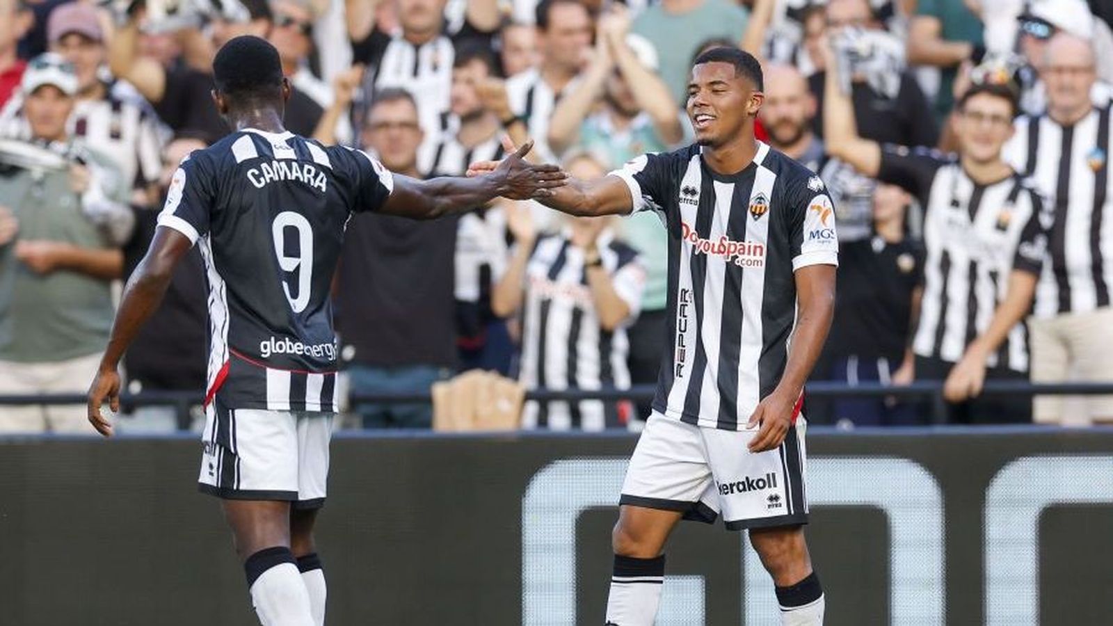 Camara i Orozco celebren un dels gols
