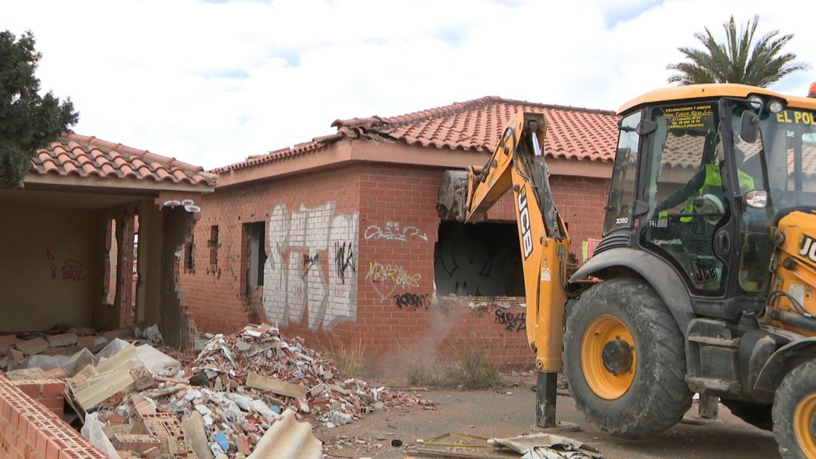 Desmantellen l'antiga fàbrica de teules de Rabassa