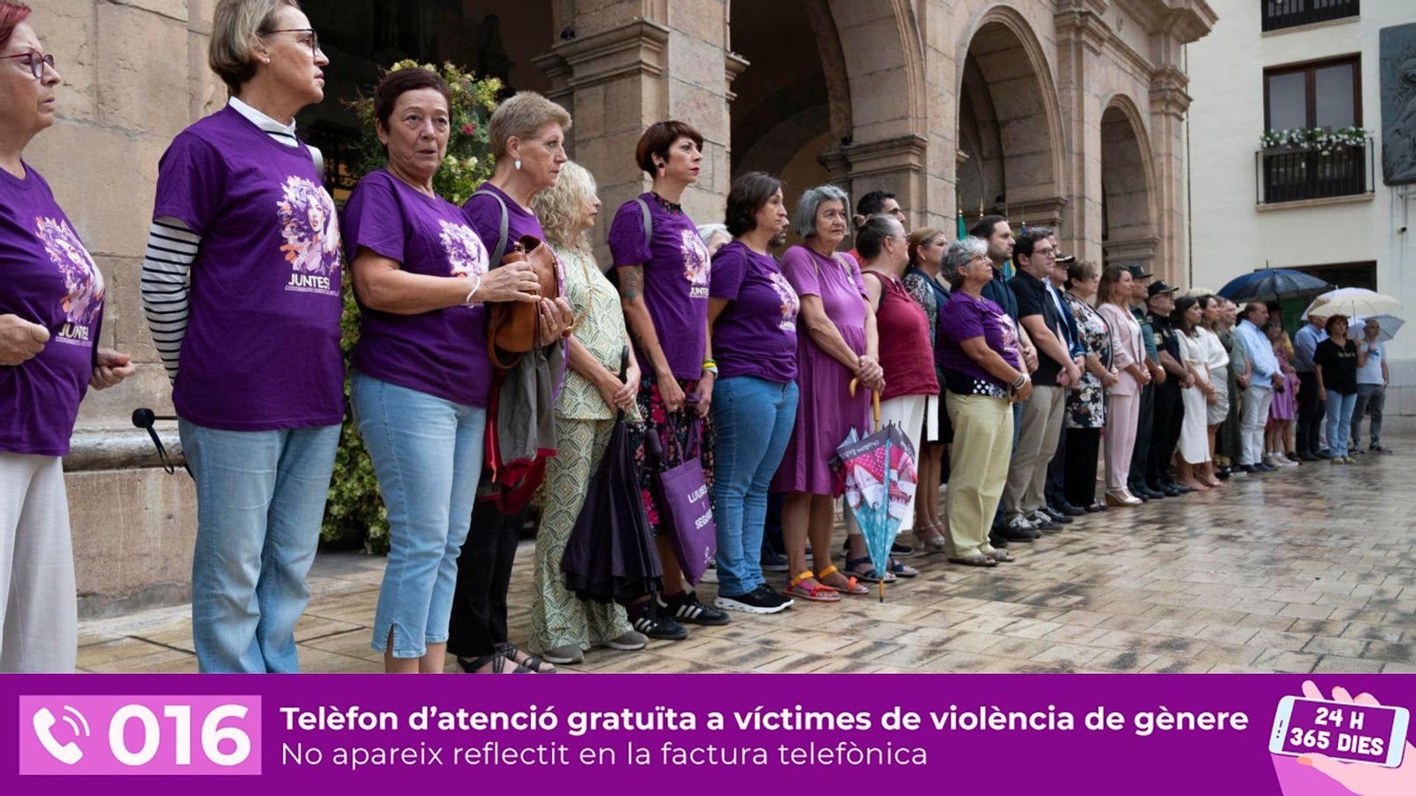 Minut de silenci a les portes de l'Ajuntament de Castelló de la Plana, este dimecres