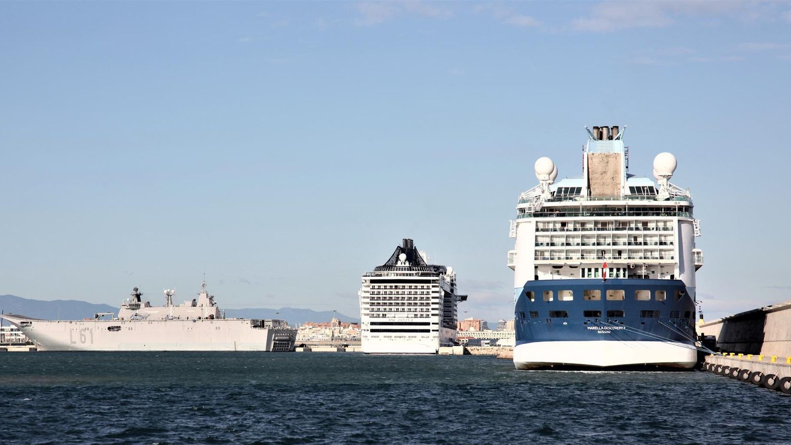 Arriben a València uns 11.000 turistes en cinc creuers