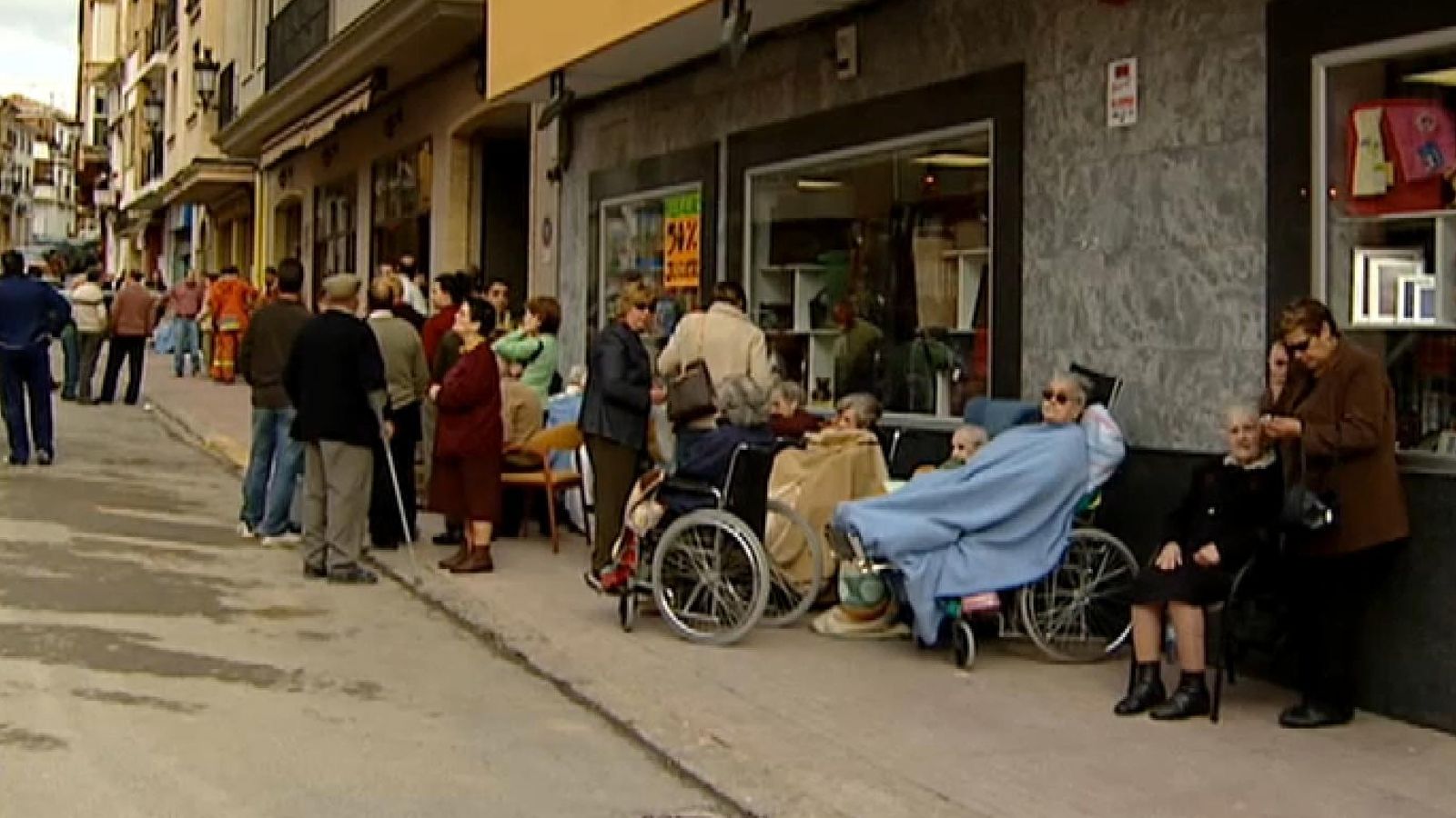 Alguns dels usuaris de la residència Reis Catòlics d'Utiel l'abril del 2007, quan van ser desallotjats per un incendi al centre