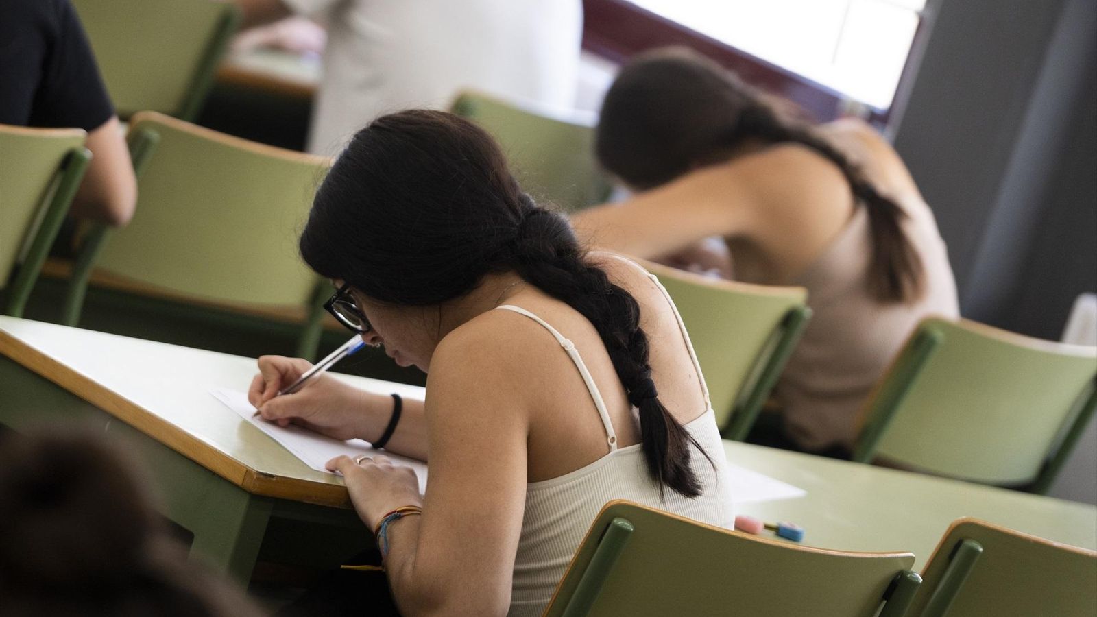 Dues joves en un dels examens d'accés a la universitat a València