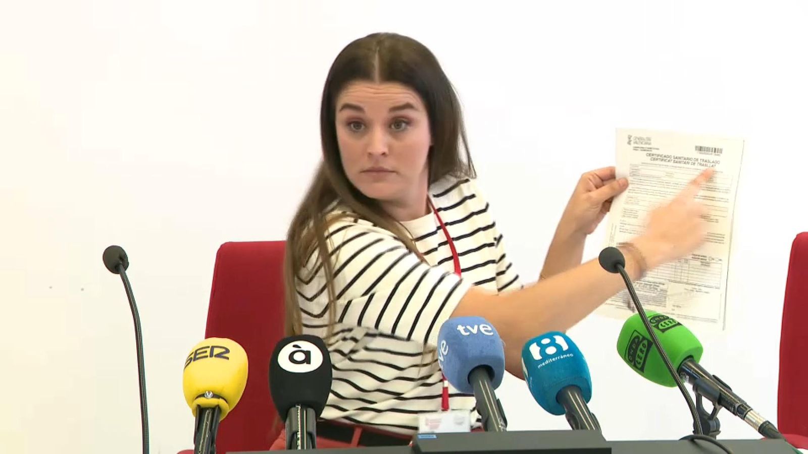 La conselleria d'Agricultura, Mireia Mollà, mostra un dels informes sobre el cas en roda de premsa