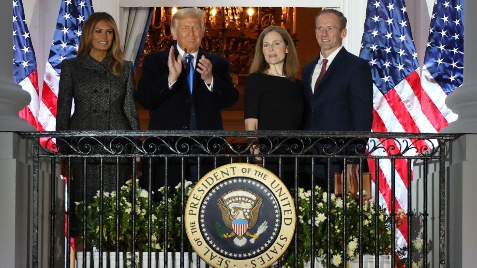 La jutgessa Amy Coney Barrett i el seu marit Jesse Barrett, posen amb la primera dama, Melania Trump, i el president dels EUA, Donald Trump al balcó de la Casa Blanca a Washington
