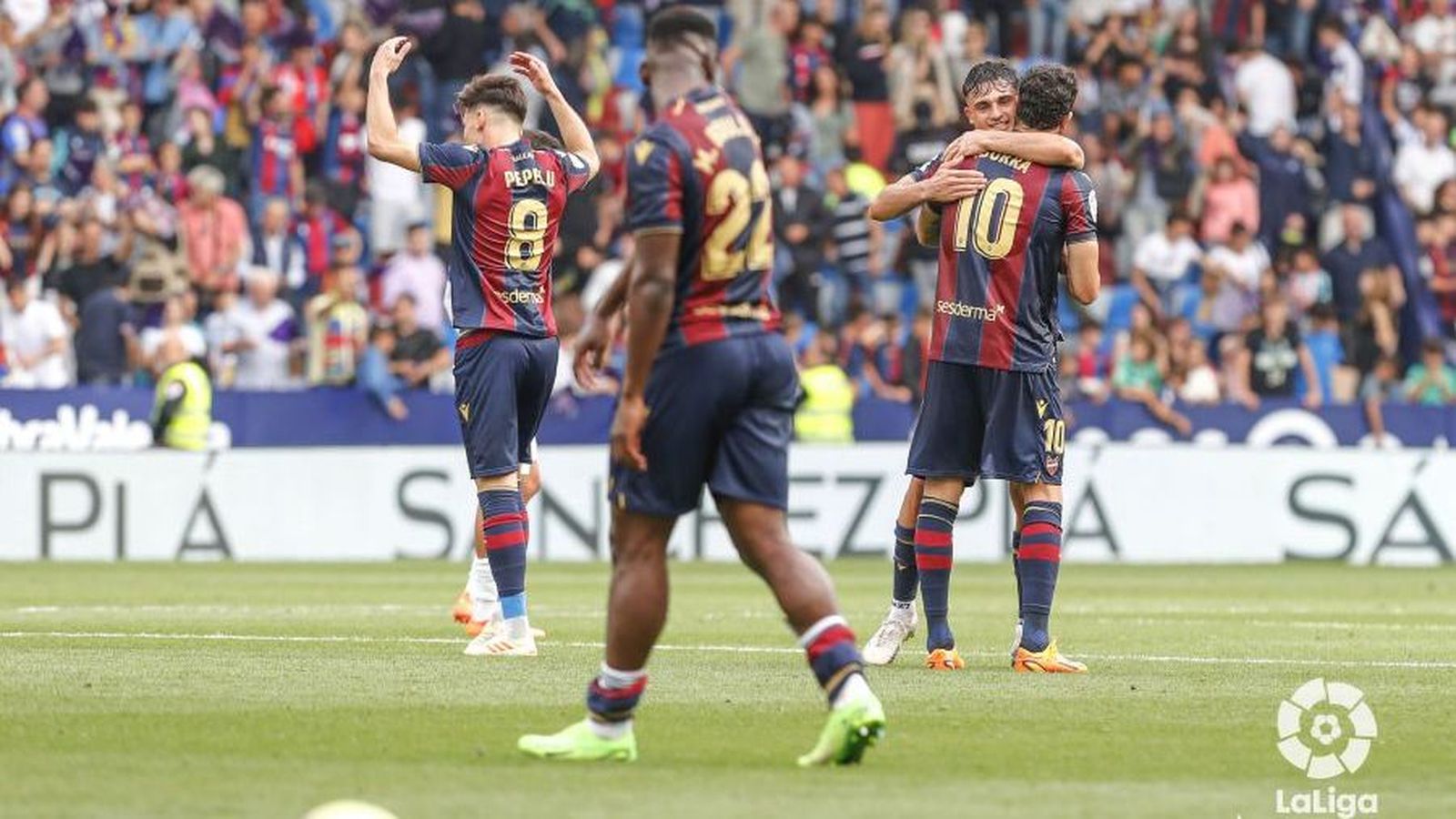 Els jugadors del Llevant celebren el triomf