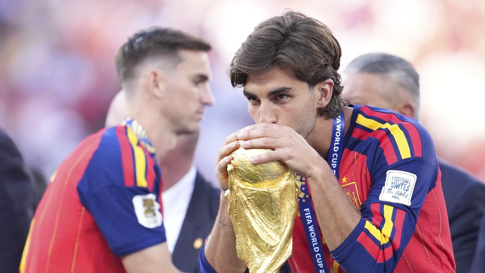 El futbolista valencià Ferran Torres posa amb la Copa del Món 2026