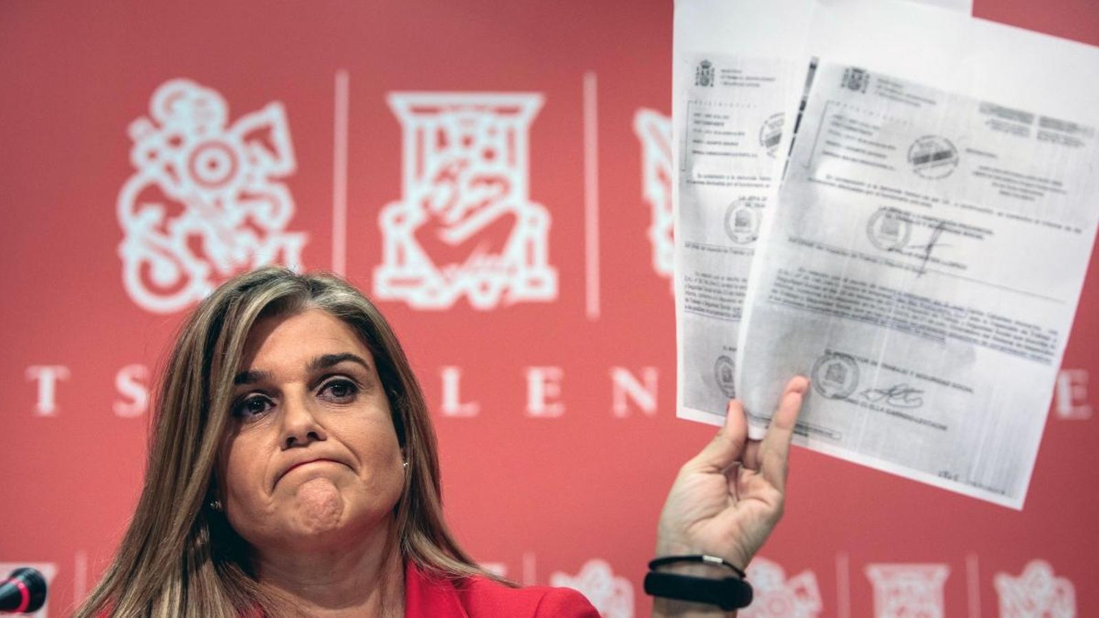Eva Ortiz, en la roda de premsa a les Corts on va denunciar un presumpte frau