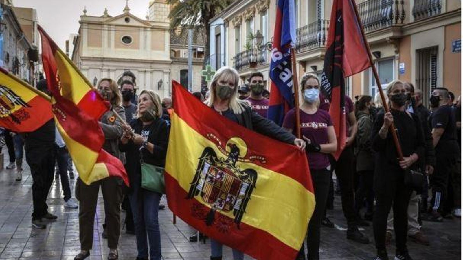 Una dona mostra una bandera franquista en una marxa d'España 2000 pel barri de Benimaclet de València
