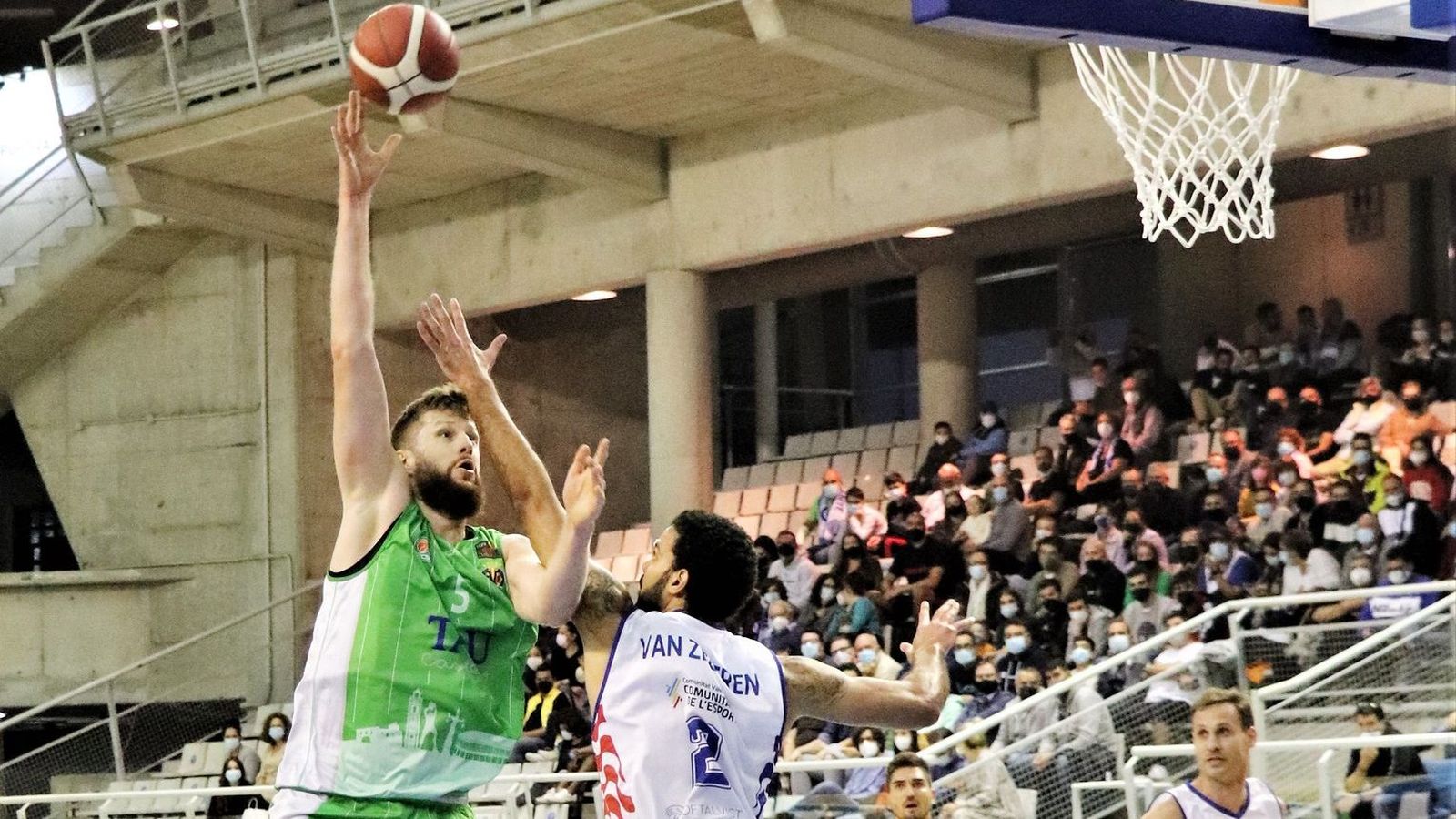 Rozitis i Van Zegeren, en una acció del partit