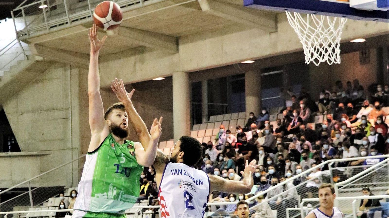 Rozitis i Van Zegeren, en una acció del partit