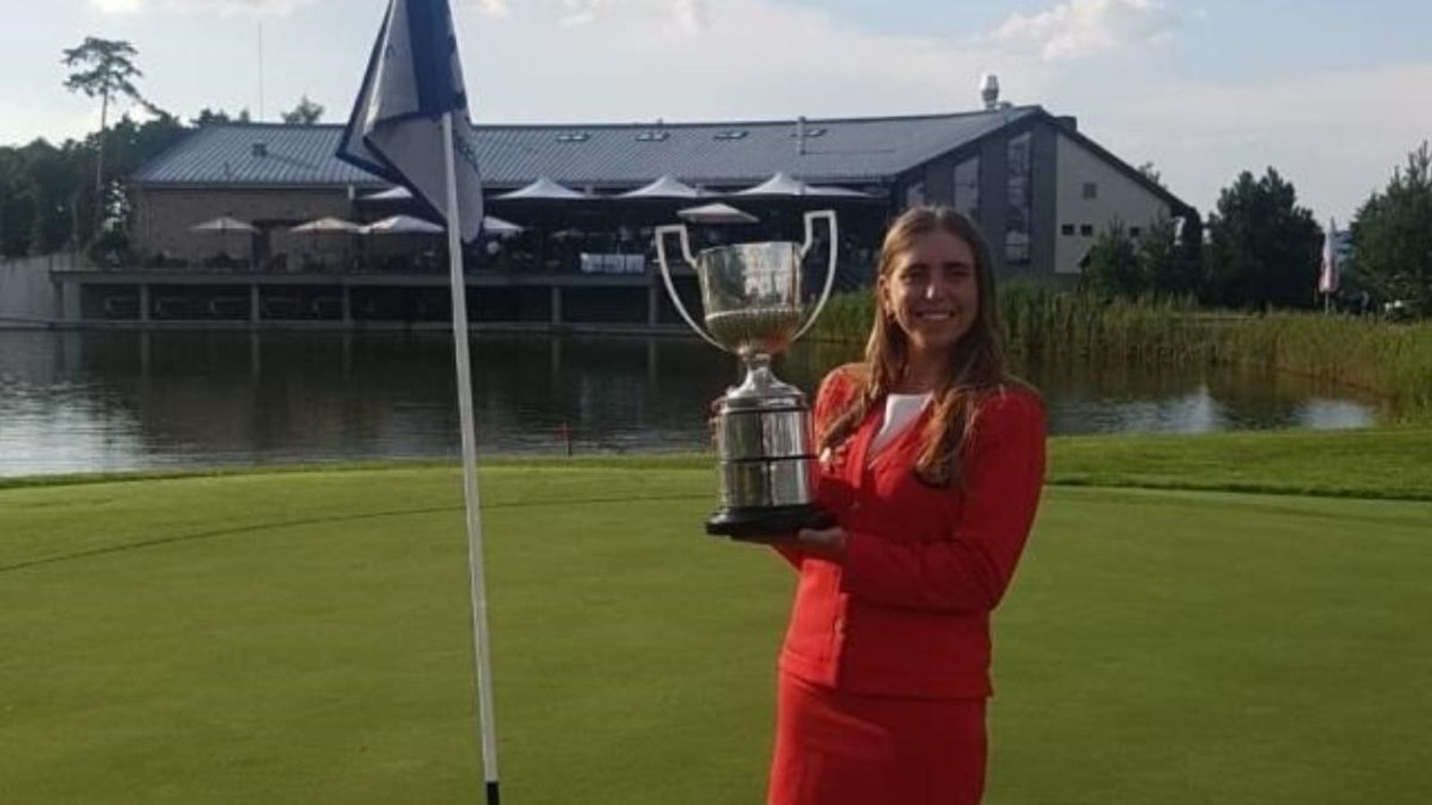 Celia Barquín, amb la copa de campiona d'Europa